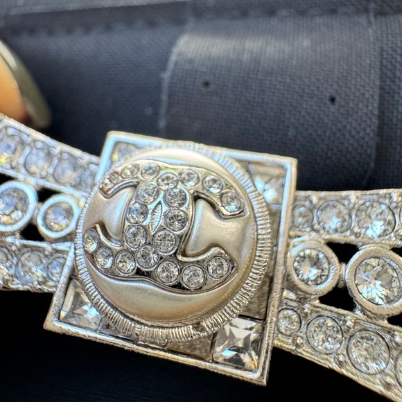 CHANEL 23S SILVER TONE BOW LARGE PEARL CC LOGO CRYSTAL CRYSTALS BROOCH PIN - Picture 8 of 13